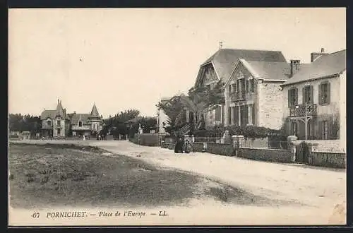 AK Pornichet, Place de l`Europe et maisons bordant la place