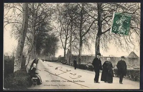 AK Ancenis, Les allées Saint-Pierre avec des promeneurs