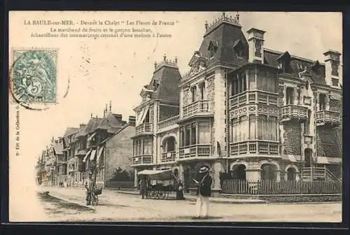 AK La Baule-sur-Mer, Devant le Chalet Les Fleurs de France avec marchand de fruits et garcon boucher