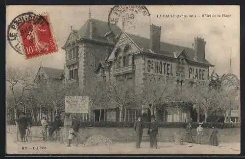 AK La Baule, Grand Hôtel de la Plage et passants devant l`hôtel