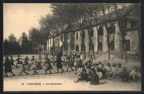 AK Pen-Bron, La récréation des enfants devant les bâtiments