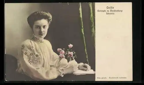 AK Kronprinzessin Cecilie am Tisch sitzend