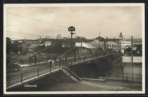 AK Uzhorod, Strassenpartie am Fluss mit Brücke