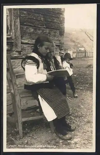 Foto-AK Jasina, Podk. Rus. Huculské deti od Jasiny, Lesende Huzulenkinder, Ukraine