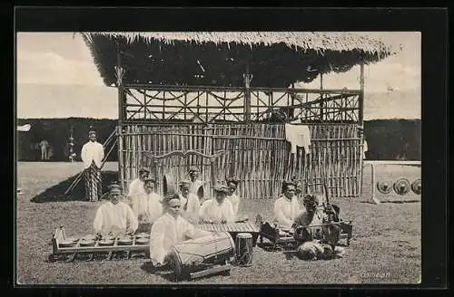 AK Indonesien, Gamelan, Gruppe von Männern mit Musikinstrumenten