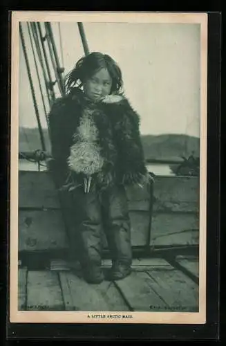 AK Kind im Pelzmantel auf einem Bootsdeck