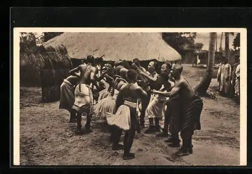 AK Afrikanische Tänzer in einem Dorf