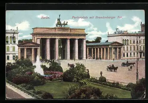 AK Berlin, Pariserplatz mit Brandenburger Tor und Springbrunnen