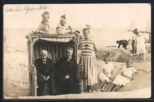 Foto-AK Kellenhusen, Familie am Strand, Im Hintergrund Frau im Badeanzug