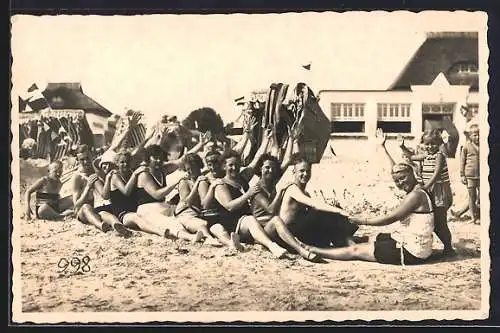 Foto-AK Dahme / Ostseebad, Frauen in Badeanzügen am Strand