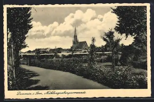 AK Demmin i. Pommern, Mühlengrabenpromenade mit Blick zur Kirche