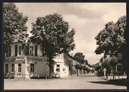 AK Lübtheen /Meckl., Strasse der Deutsch-Sowjetischen Freundschaft, Restaurant Deutsches Haus