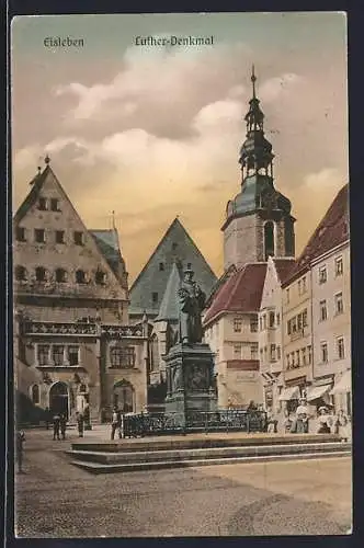 AK Eisleben, Partie am Luther-Denkmal mit Kirchturm