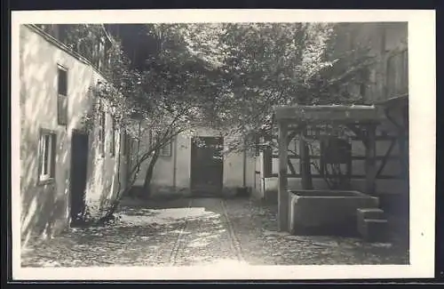 AK Rothenburg o. Tbr., Altstadt, Hof mit Brunnen