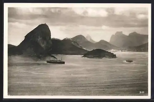 AK Rio de Janeiro, Zuckerhut vom Wasser aus, Bergpanorama