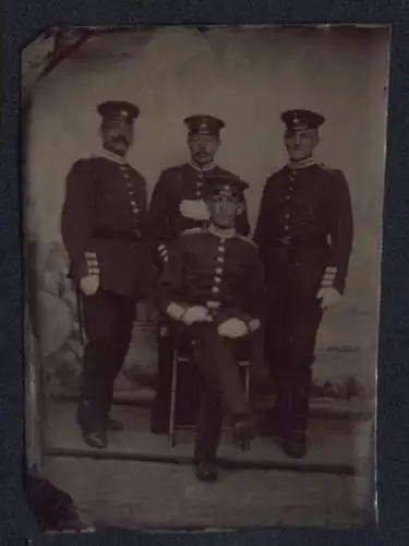 Fotografie Ferrotypie Einjährig-Freiwillige Soldaten in Gardeuniform mit Bajonett