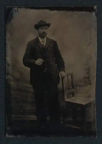 Fotografie Ferrotypie Herr im Anzug mit Hut raucht Zigarre