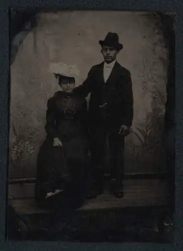 Fotografie Ferrotypie junge Frau und Mann im dunklen Kleid mit Hut und Herr im Anzug