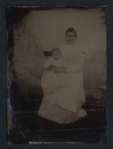 Fotografie Ferrotypie Mutter mit ihrem Kind auf dem Schoss, Mutterglück