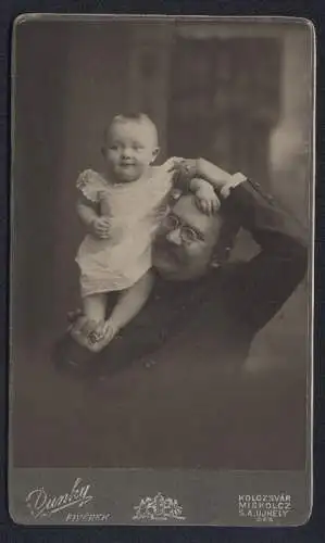 Fotografie Dunky Fiuerek, Miskolcz, Vater mit seinem Kind auf der Schulter, Schnappschuss, 1907