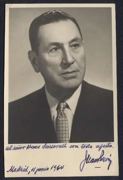 Fotografie unbekannter Fotograf und Ort, argentinischer Präsident Juan Perón im Anzug, mit Autograph, 1964 0