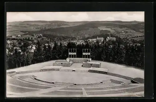 AK Schwarzenberg / Erzgebirge, Feierstätte der Volksgemeinschaft auf dem Rockelmann, mit flaggen