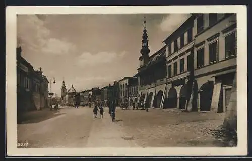 AK Zwittau, Stadtplatz mit Passanten