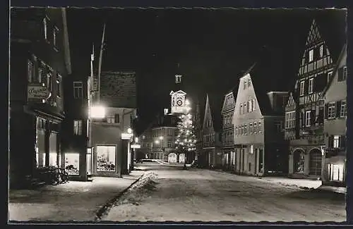 AK Aalen /Württ., Markt mit Geschäften und Weihnachtsbaum bei Nacht