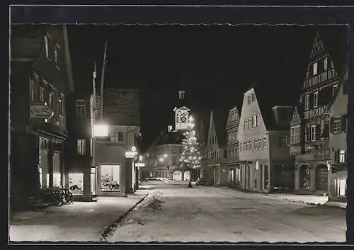 AK Aalen /Württ., Markt mit Geschäften und Weihnachtsbaum bei Nacht