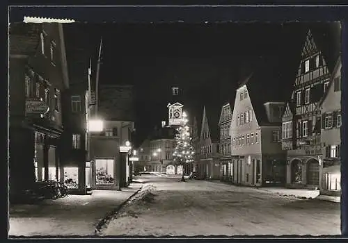 AK Aalen /Württ., Markt mit Geschäften und Weihnachtsbaum bei Nacht