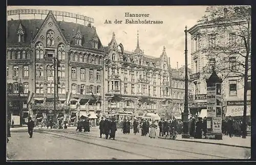 AK Hannover, Passanten und Strassenbahn an der Bahnhofstrasse