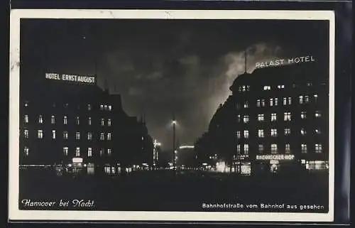 AK Hannover, Bahnhofstrasse mit Hotel Ernst August und Palast-Hotel nachts vom Bahnhof aus gesehen