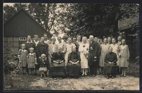 Foto-AK Wehldorf, Hochzeitsgesellschaft vor einem Gehöft, 1930