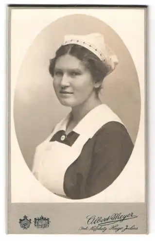 Fotografie Albert Meyer, Hannover, Rot Kreuz Krankenschwester in Uniform mit Haube