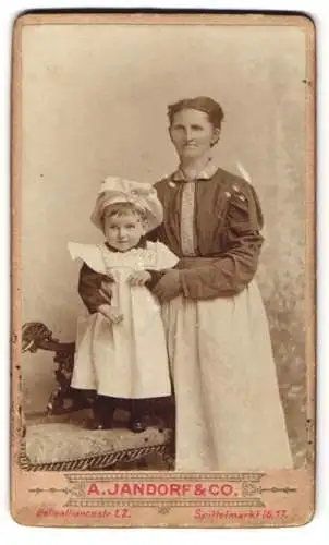 Fotografie A. Jandorf & Co., Berlin, Amme / Kindermädchen mit ihrem Schützling im weissen Kleid