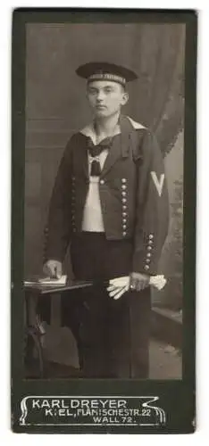 Fotografie Karl Dreyer, Kiel, junger Matrose in Uniform mit Mützenband SMS Kaiser Friedrich III.