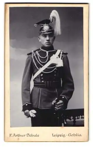 Fotografie F. Arthur Schule, Leipzig-Gohlis, junger sächsischer Ulan in Uniform, Ulanen Tschapka, Epauletten und Säbel