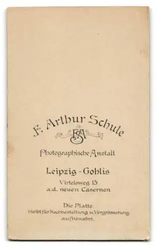 Fotografie F. Arthur Schule, Leipzig-Gohlis, junger sächsischer Ulan in Uniform, Ulanen Tschapka, Epauletten und Säbel