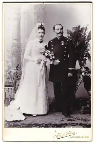 Fotografie Ferd. Myna, Goldberg i. Schl., Soldat in Uniform, Pickelhaube Jubiläumsbandeau 1848 in treue Fest 1898