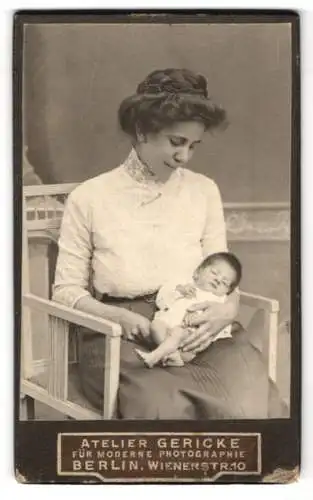 Fotografie Gericke, Berlin, junge Mutter mit ihrem Neugeborenen im Arm, Mutterglück