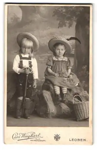 Fotografie Carl Weighart, Leoben, zwei niedliche kleine Kinder im karierten Kleid und in Lederhose mit Spielzeuggewehr