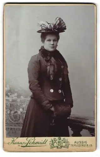 Fotografie Hans Schmidt, Aussig, Teplitzerstr. 13, Dame im Sonntagskleid mit Pelzmufff, Pelzboa & Hut