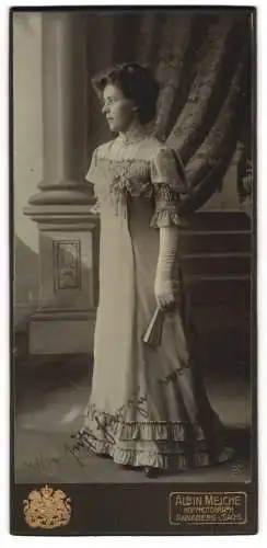 Fotografie Albin Meiche, Annaberg i. Sachsen, elegante Dame mit Fächer im langen Abendkleid