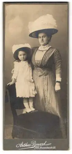 Fotografie Arthur Renard, Kiel, Brunswikerstr. 30, Edeldame mit pompösen Hut nebst Mädchen im weissen Kleid mit Hut