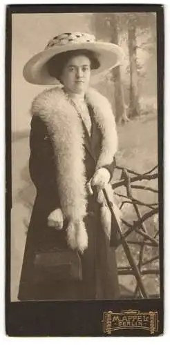 Fotografie M. Appel, Berlin, Neue Königstr. 1, junge Dame mit Schirm, Handtasche, Stola und Hut