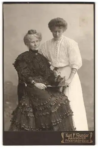 Fotografie Karl F. Wunder, Hannover, Friedrichstr., betagte Dame im dunklen Kleid nebst Dame im weissen Kleid