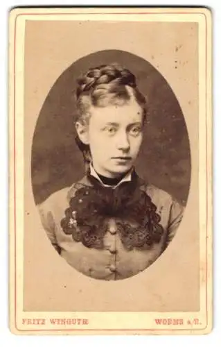 Fotografie Fritz Winguth, Worms a. R., Speierstr. 84, Portrait Mädchen mit geflochtenem Haar