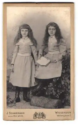 Fotografie J. Scharmann, Wiesbaden, Webergasse 3, Mädchen mit langem Haar tragen das gleiche Kleid