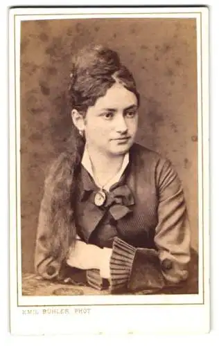 Fotografie Emil Bühler, Mannheim, Ludwigsstrasse 29, Brünette Dame mit langem Haar