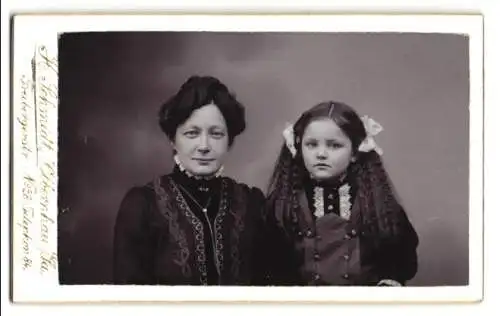 Fotografie H. Schmidt, Olbernhau i. Sa., Freibergerstr. 28, Mädchen mit langem Haar & Haarschleifen